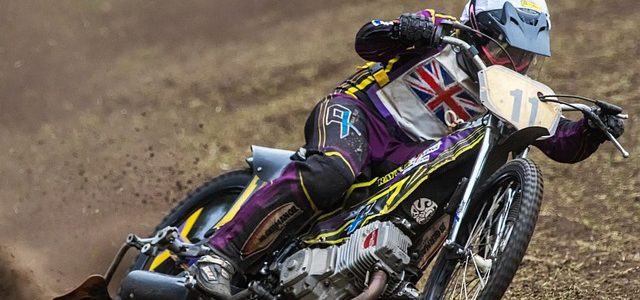 Tjejer som kör motocross